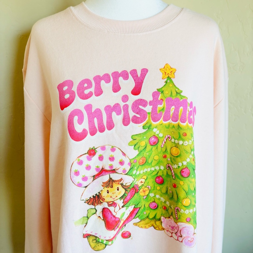GRAPHIC SWEATSHIRT Strawberry Shortcake Berry Christmas - Picture 3 of 13